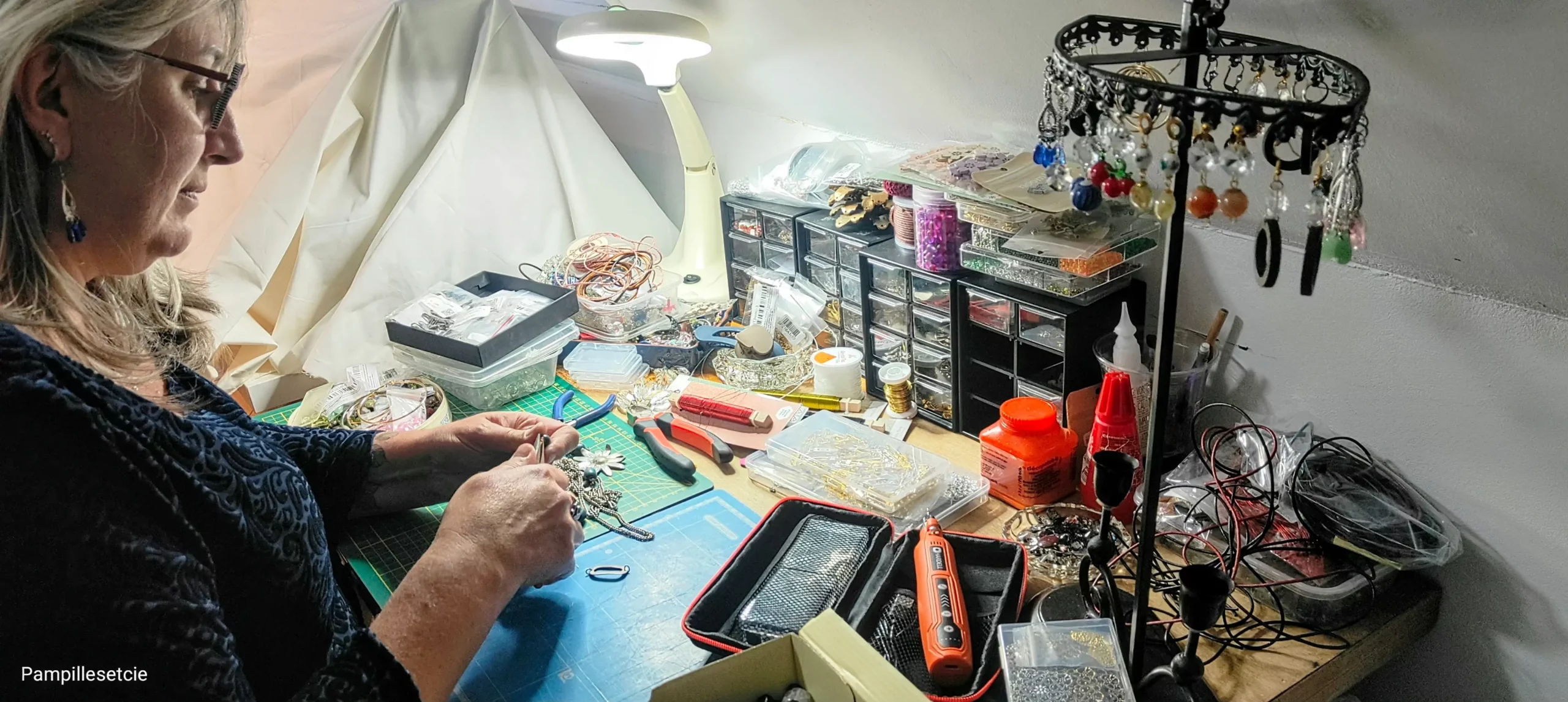 Sandhra dans son atelier à Caen, en train d'assembler une création