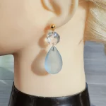 Boucles d’oreilles bleu ciel – Pampille goutte & cristal-clou bille dorée