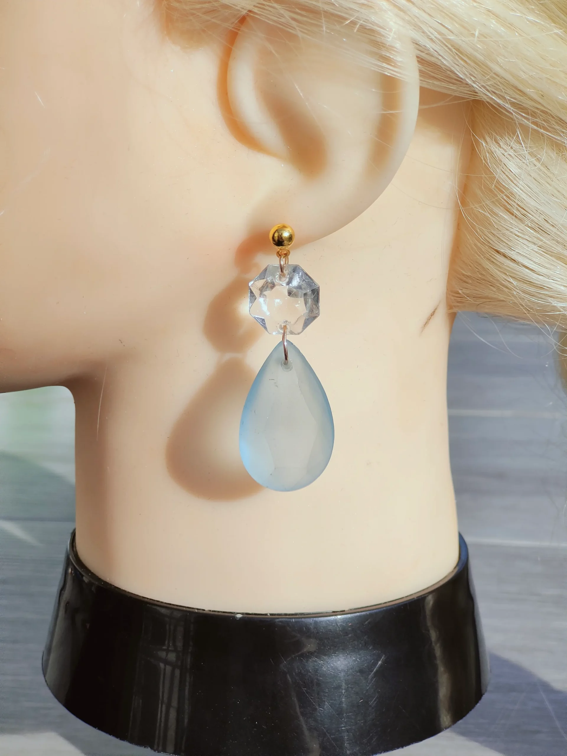 Boucles d’oreilles bleu ciel – Pampille goutte & cristal-clou bille dorée
