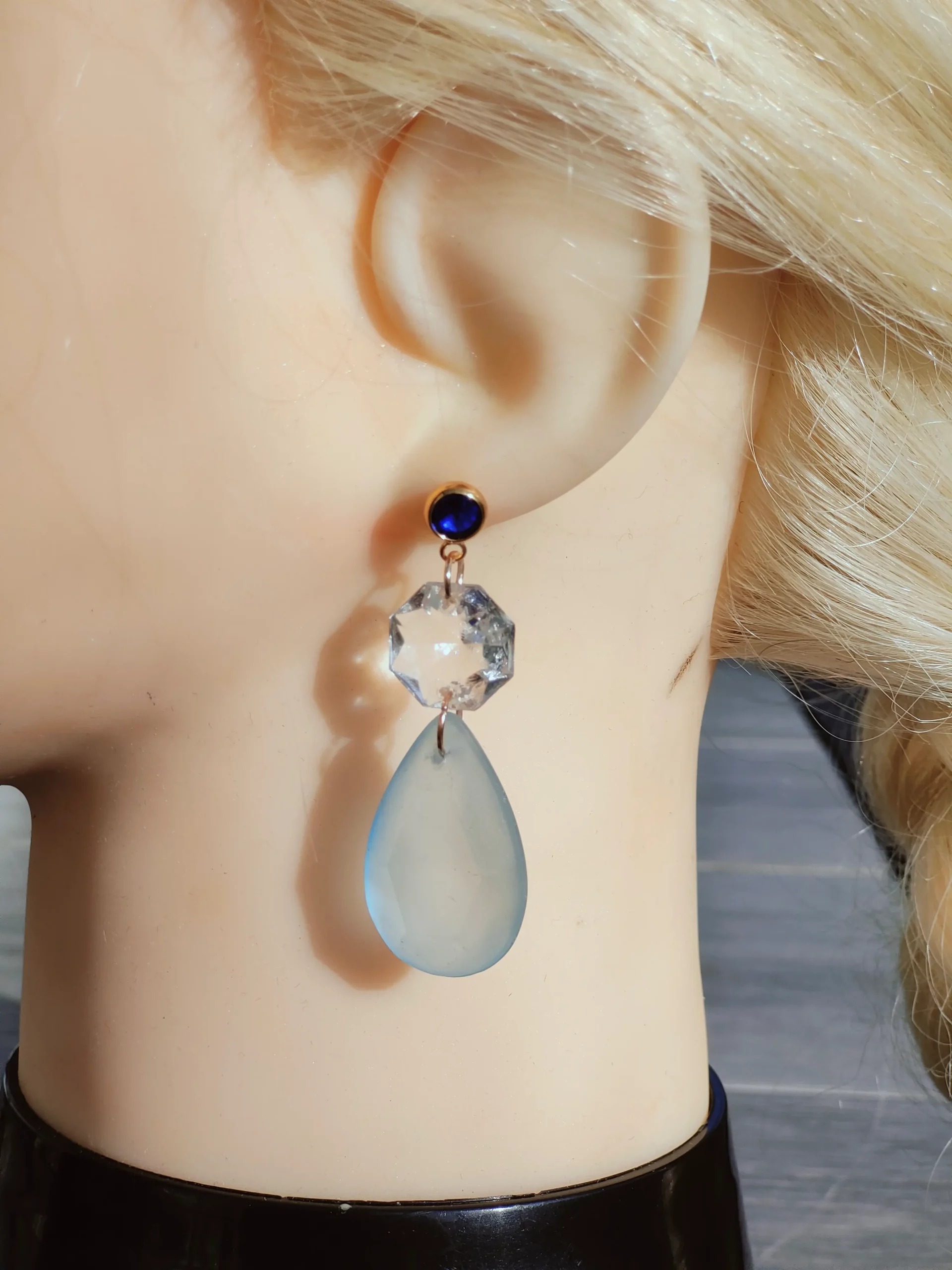 Boucles d’oreilles bleu ciel – Pampille goutte & cristal clou bleu
