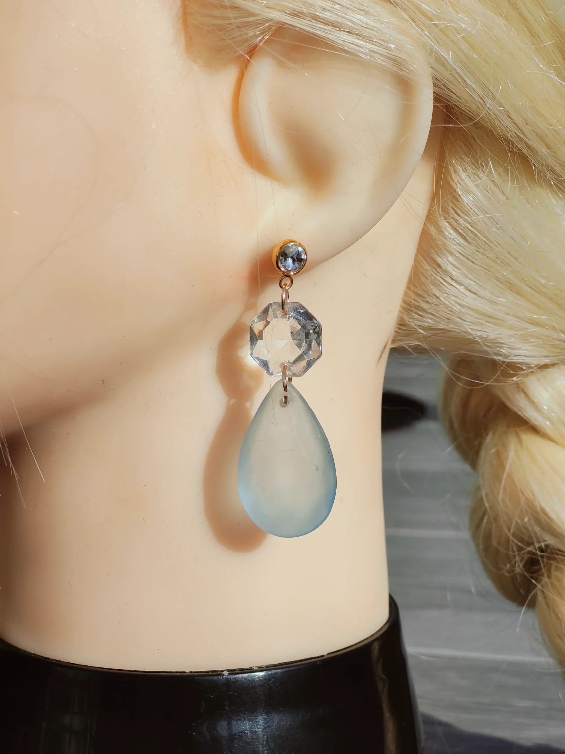 Boucles d’oreilles bleu ciel – Pampille goutte & cristal-clou transparent