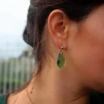 Boucle d'oreille pampille verte goutte facetté