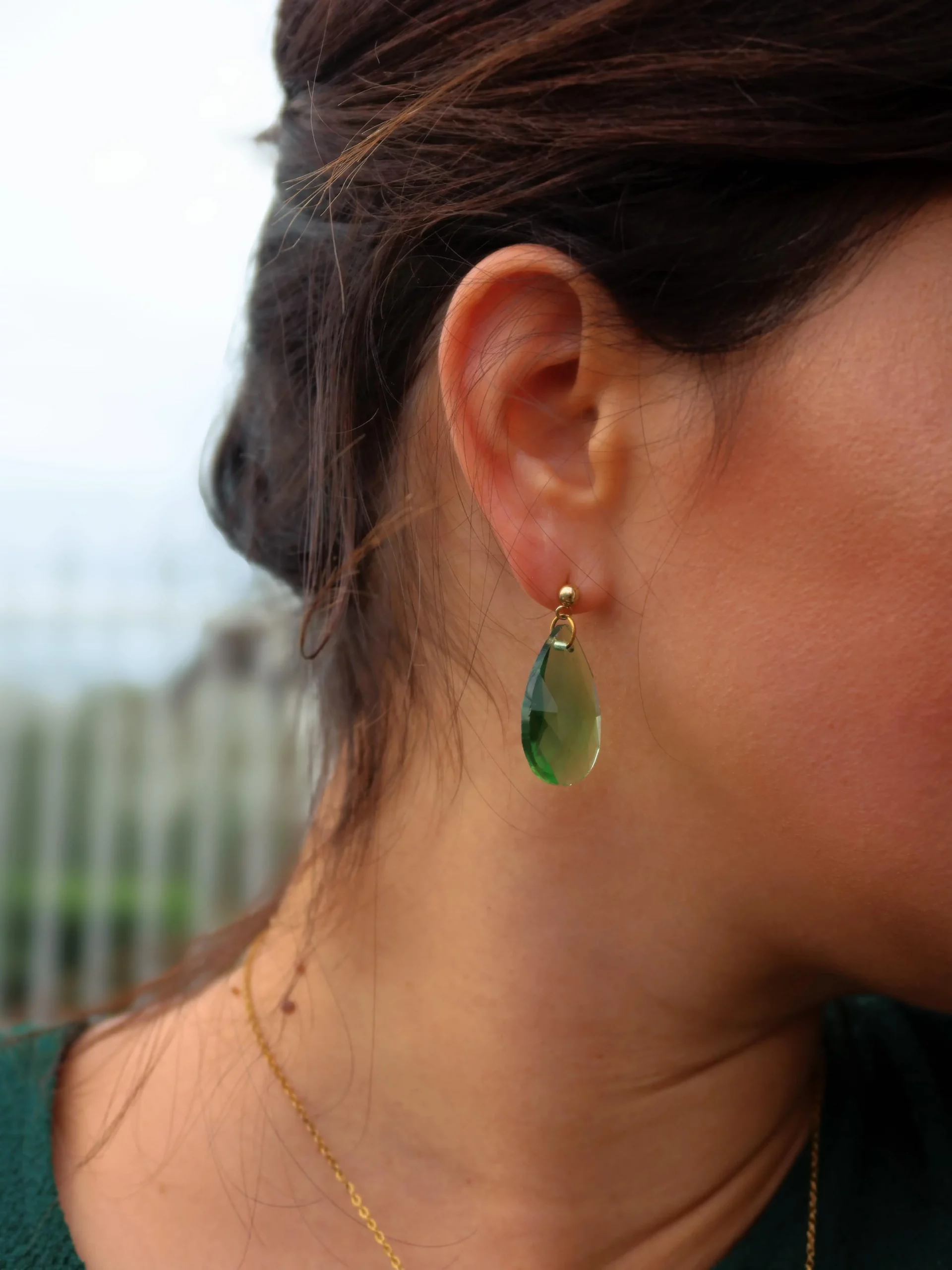 Boucle d'oreille pampille verte goutte facetté