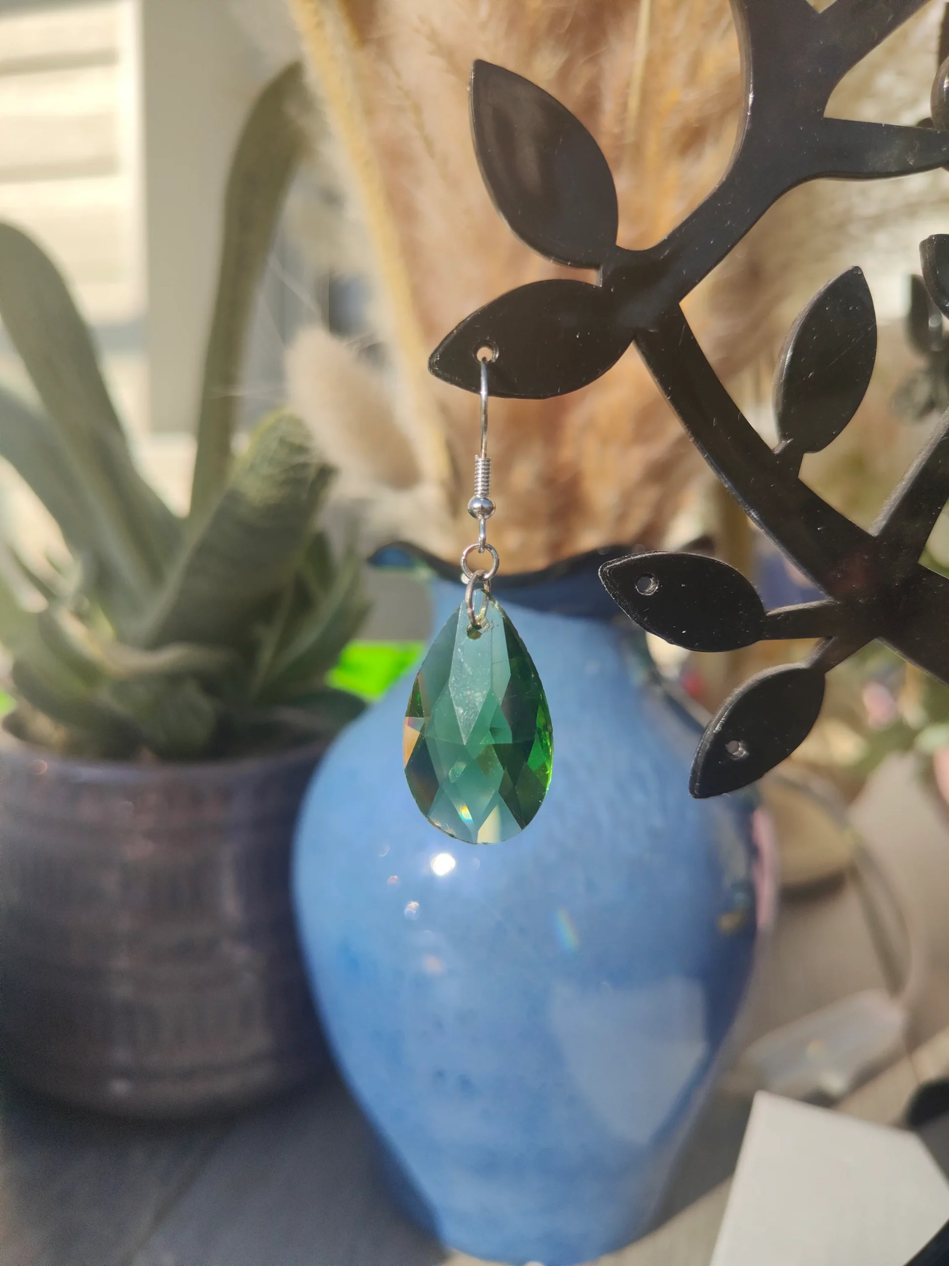 Boucles d’oreilles goutte verte céladon facettée – Image 2