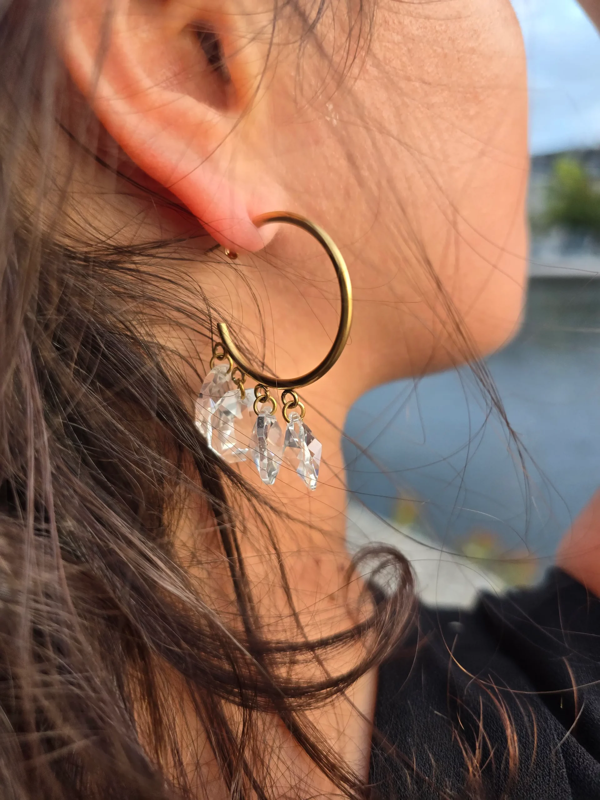 Boucles d’oreilles créoles argentées pampilles diamants transparents brillants