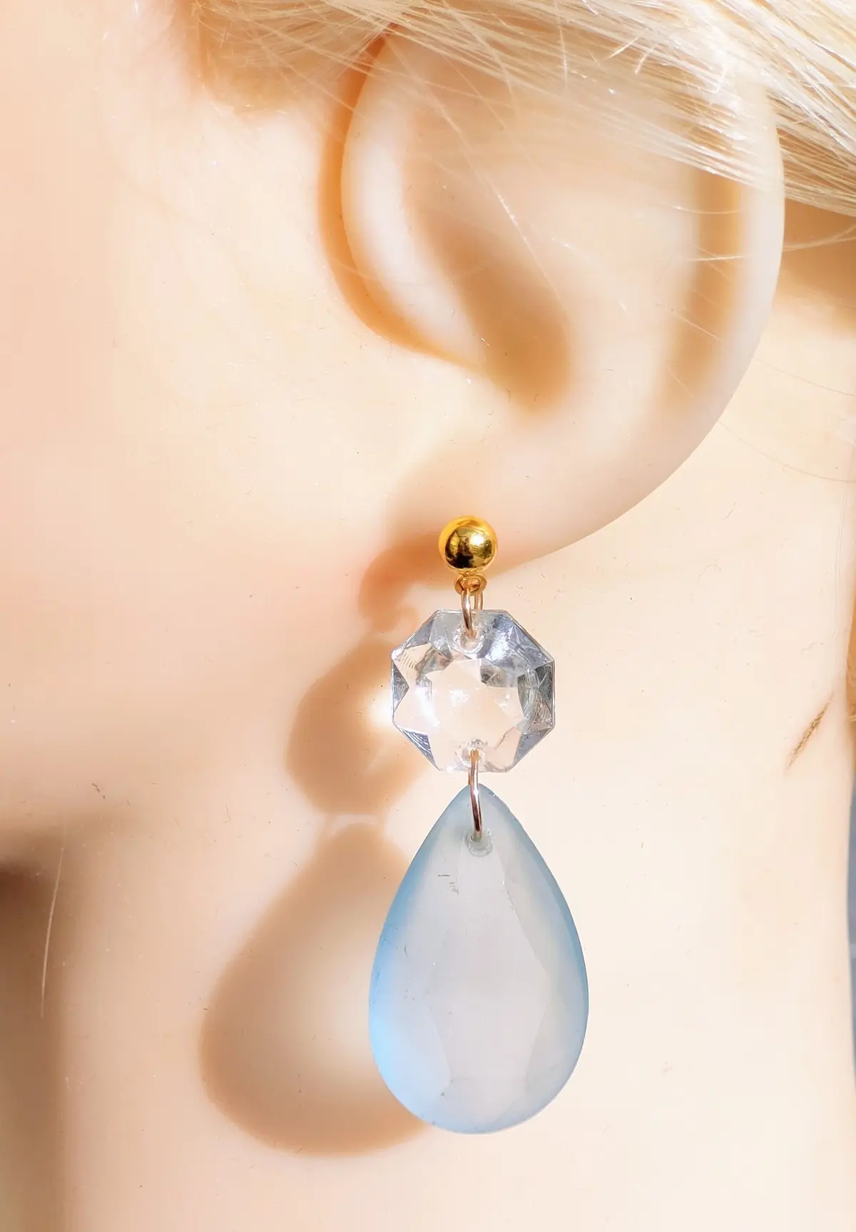 Boucles d’oreilles pendantes bleu clair et doré - élégantes, lumineuses et féminines – Image 3