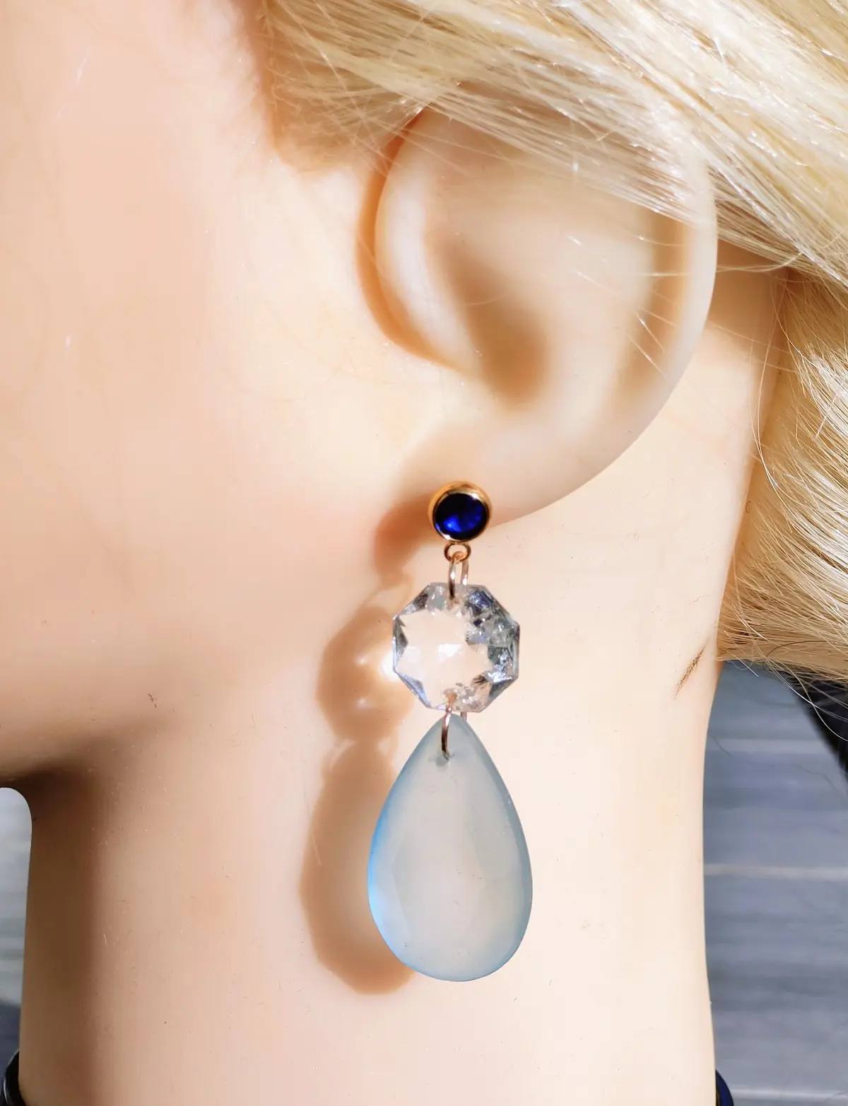 Boucles d’oreilles pendantes bleu clair et doré - élégantes, lumineuses et féminines – Image 2