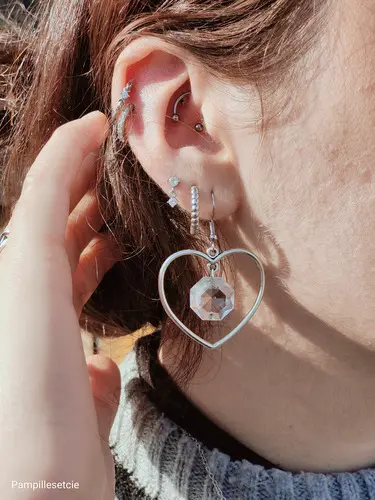 Boucles d'oreilles cœur argenté avec sa pampille transparente facettée