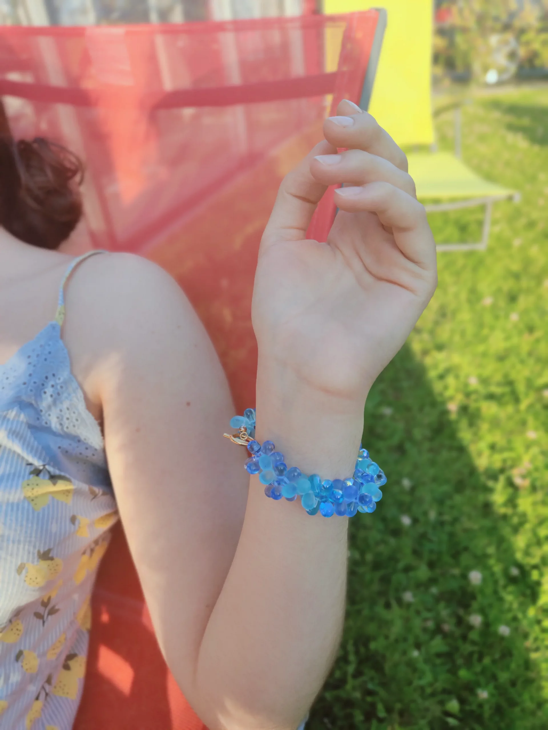 Bracelet pampilles gouttelettes bleues porté