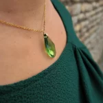 collier pampille goutte verte facettée