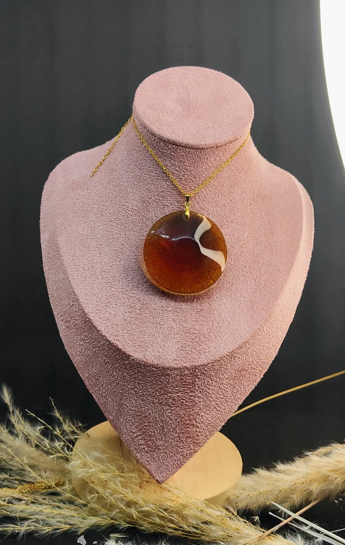 Pendentif disque ambré aux reflets mystiques