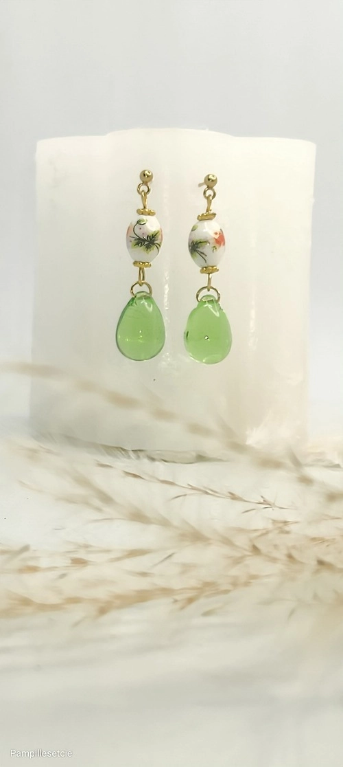 Boucles d’oreilles pampille goutte verte et sa perle