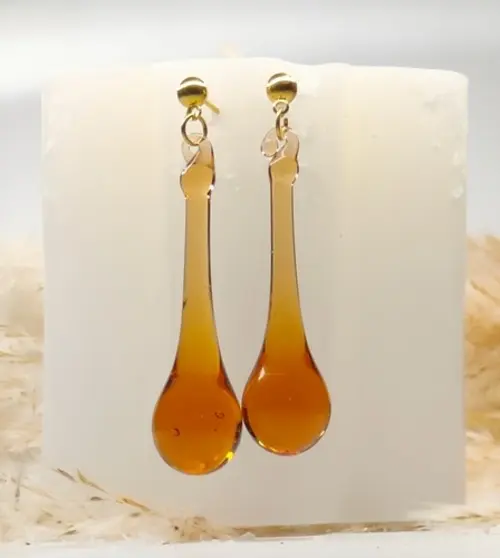 Boucles d'oreilles pampille goutte étirée ambre cristal recyclé.