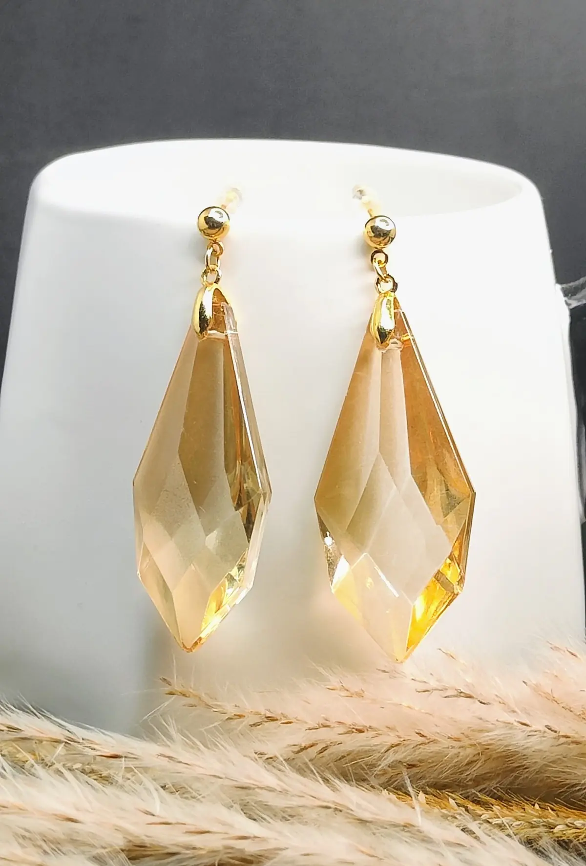 Boucles d'oreilles graphiques - prismes de verre couleur miel et finition dorée