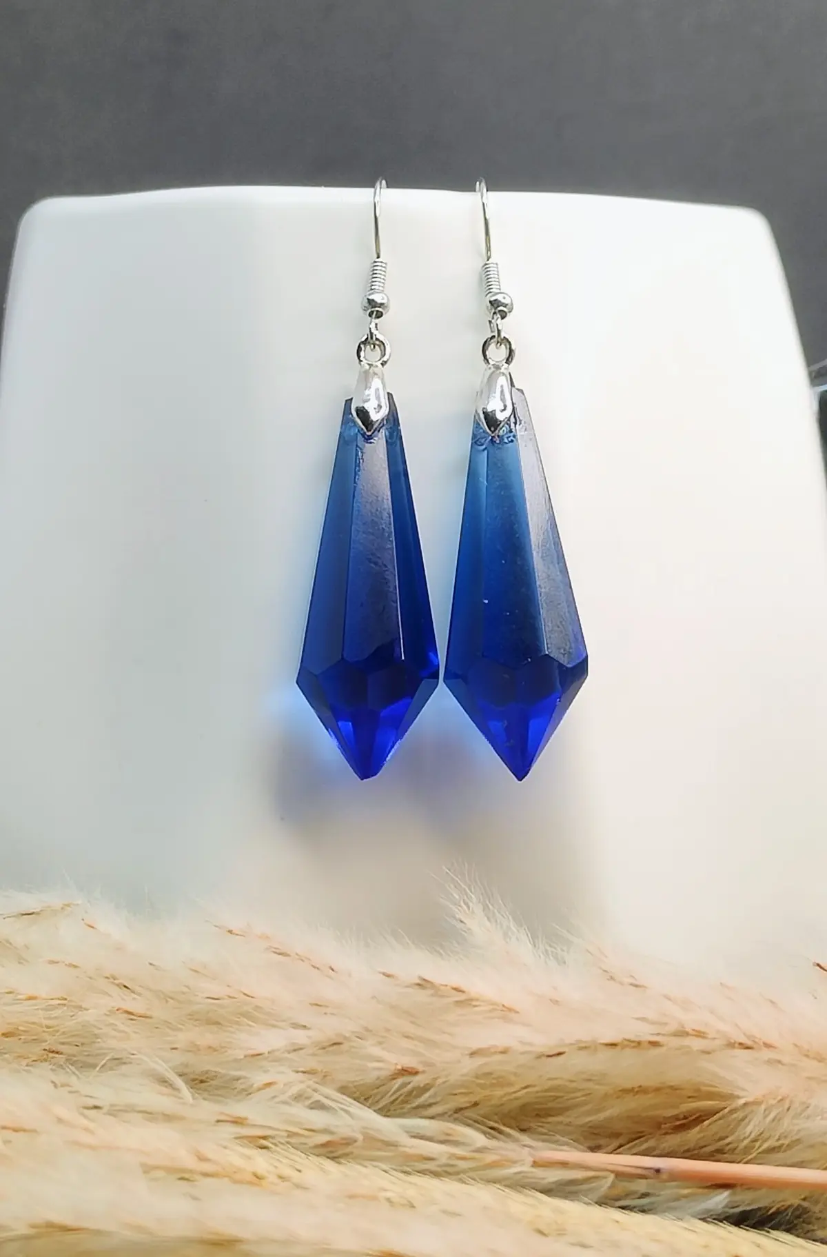 Boucles d’oreilles prisme facettée bleue