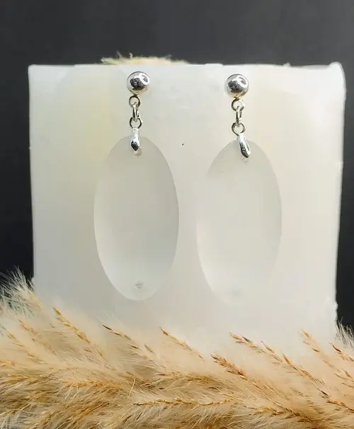 Boucles d'oreilles pampille givrée aspect mat fait main.