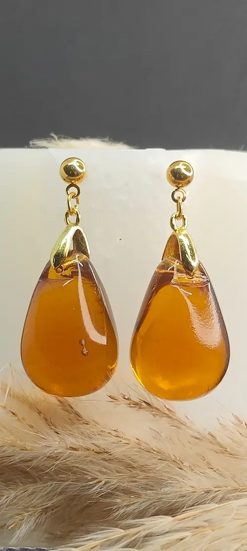 Boucles d'oreilles pampille ambre en cristal de lustre recyclé.