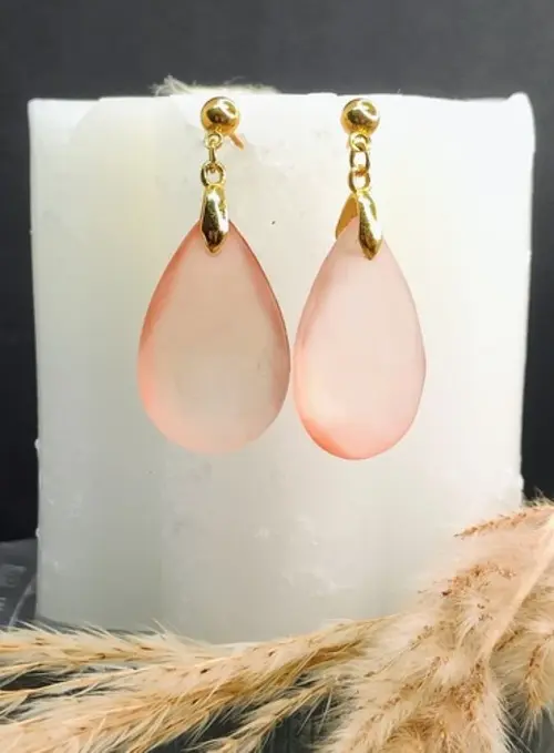 Boucles d'oreilles pampille rose poudré atypique cristal recyclé.
