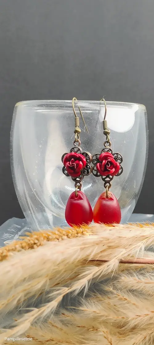 Boucles d'oreilles rose romantique rouge et cristal.