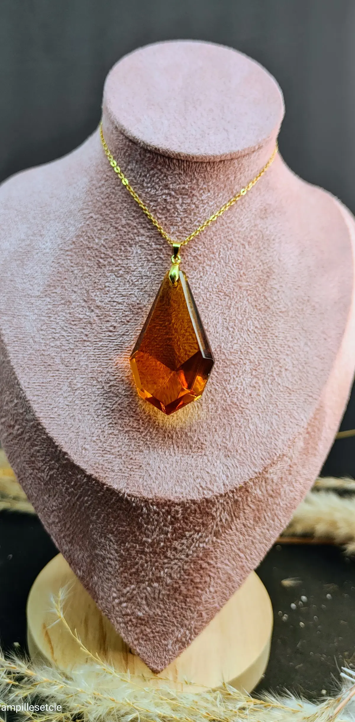 Pendentif goutte de soleil en verre facetté cognac - Design géométrique