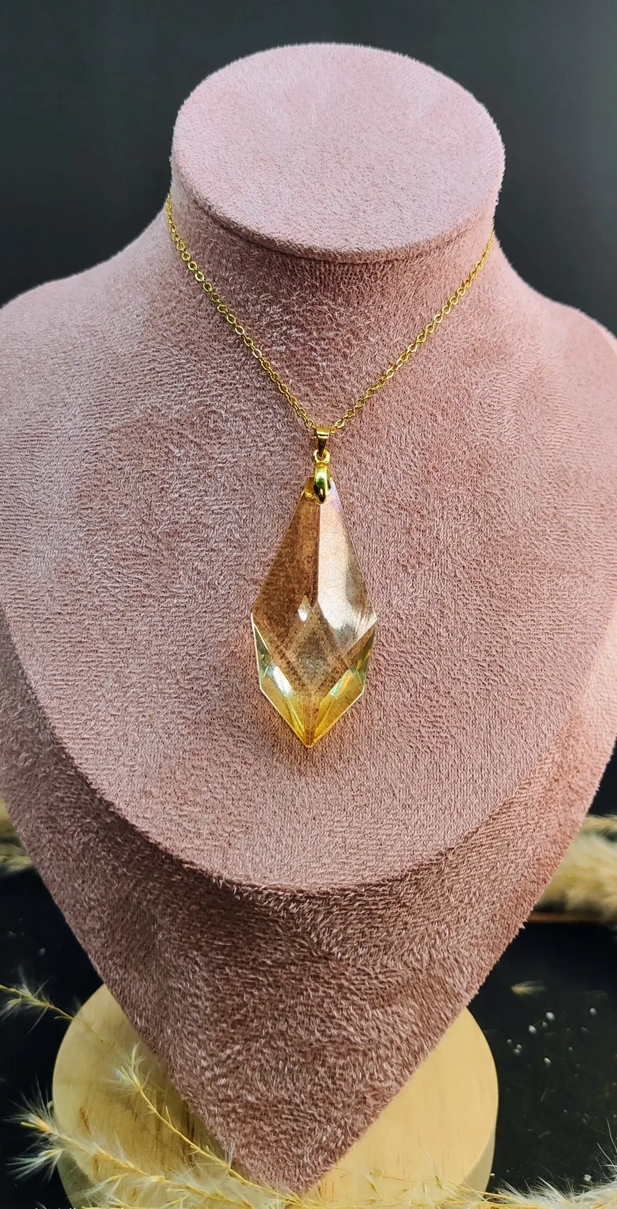 Collier femme, pendentif pampille en verre doré, bijou raffiné pour occasion spécial