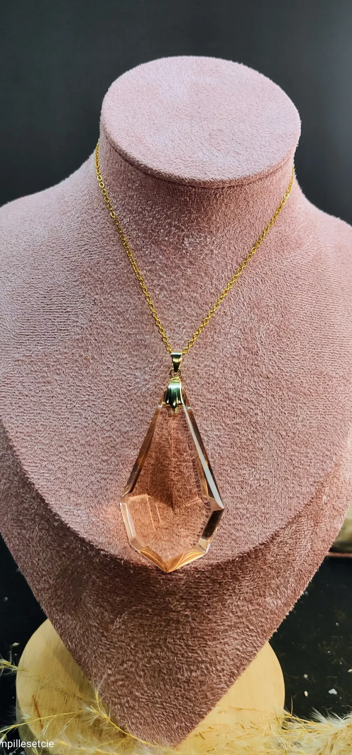 Collier femme, pendentif pampille en verre rose, bijou raffiné pour occasion spécial