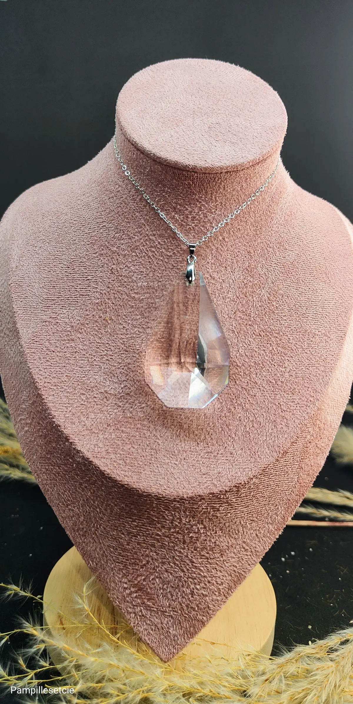 Collier pampille en verre transparente facettée