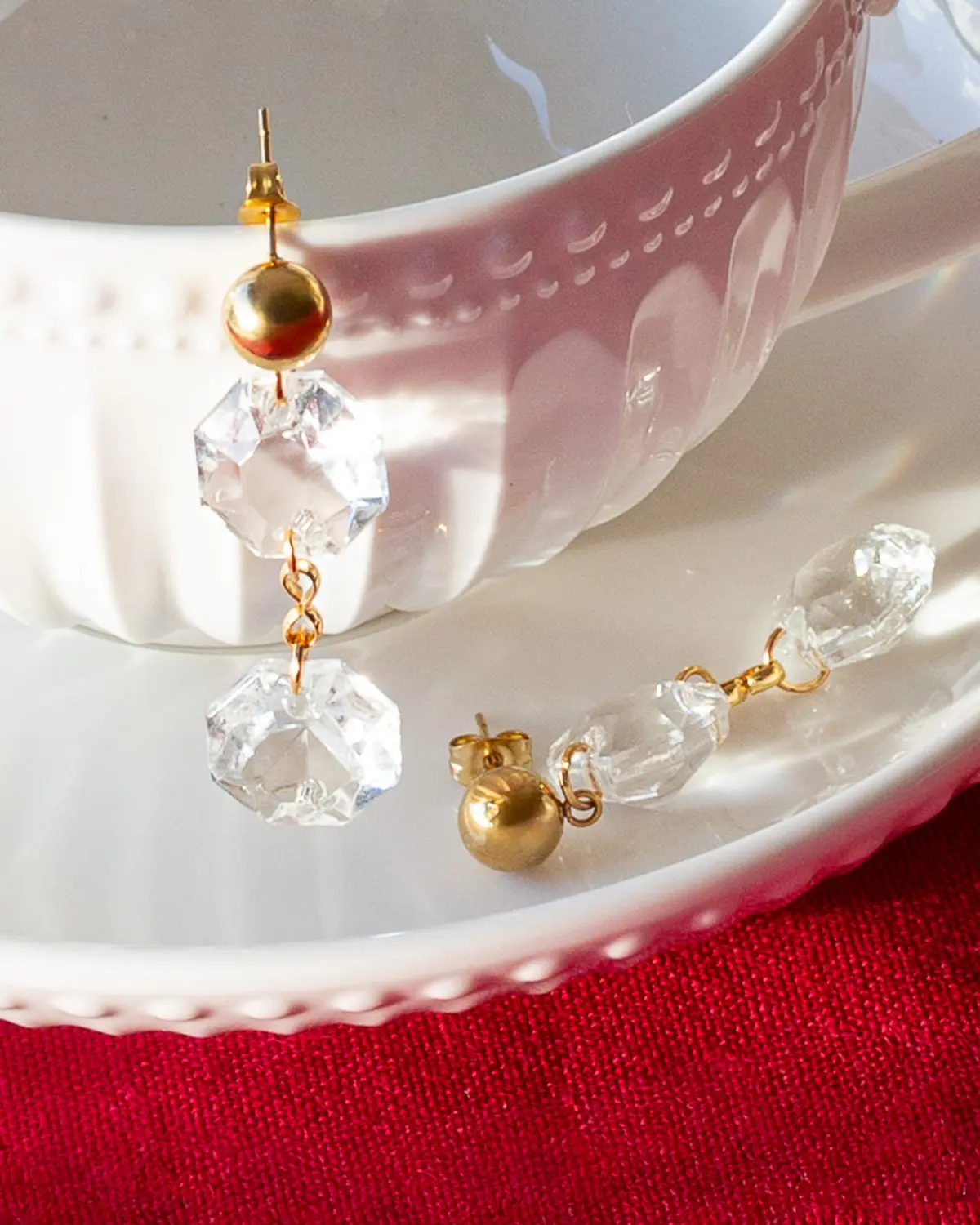 Boucles d'oreilles dorées avec pampille facettée - bijou chic et raffiné