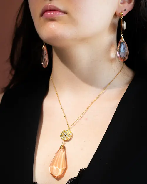 Collier Muse Solaire avec pendentif pampilles bijoux en cristal ancien couleur pêche et bouton couture vintage à strass Pampilles et Cie.