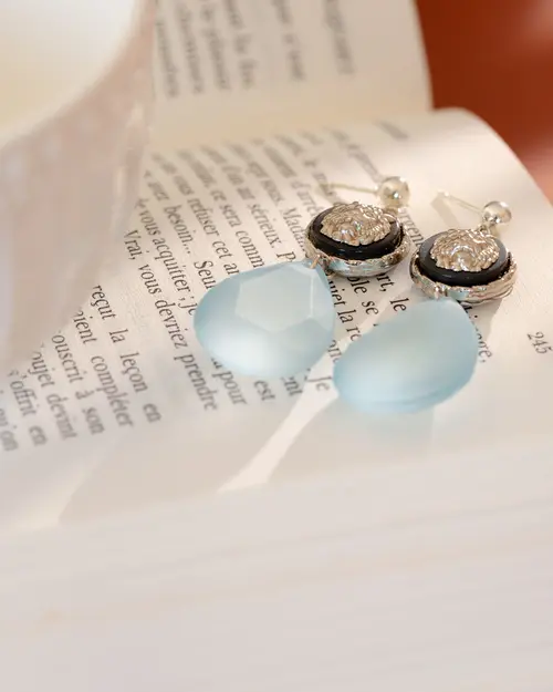 Boucles d'oreilles Muse Azur avec pampilles bijoux en cristal ancien bleu et bouton couture vintage texturé Pampilles et Cie.