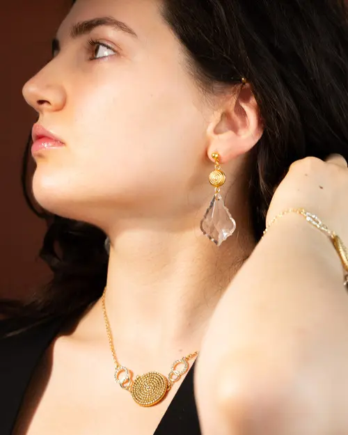 Collier Muse Spirale avec pendentif pampilles bijoux en cristal ancien couleur pêche et bouton couture vintage en spirale dorée Pampilles et Cie.