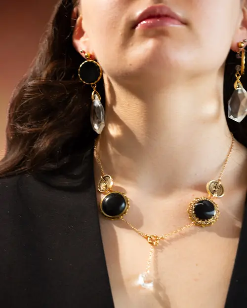 Collier Muse Solaire avec pendentif pampilles bijoux en verre ancien et bouton couture vintage à strass Pampilles et Cie.