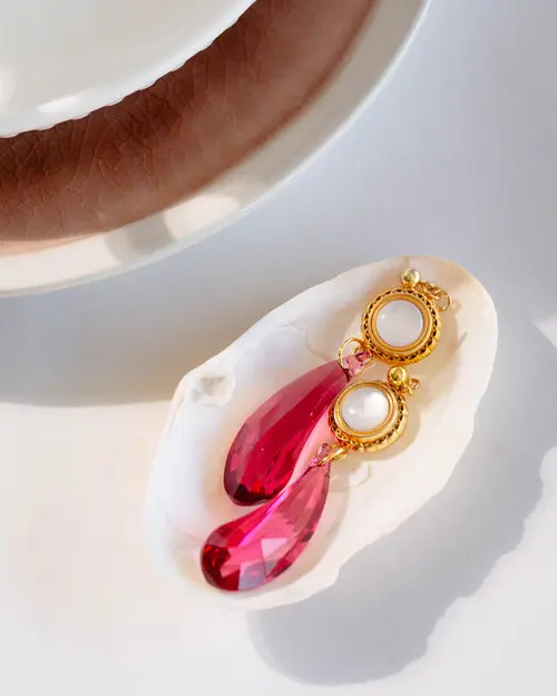 Boucles d'oreilles artisanales avec gouttes roses et nacre pampillesetcie